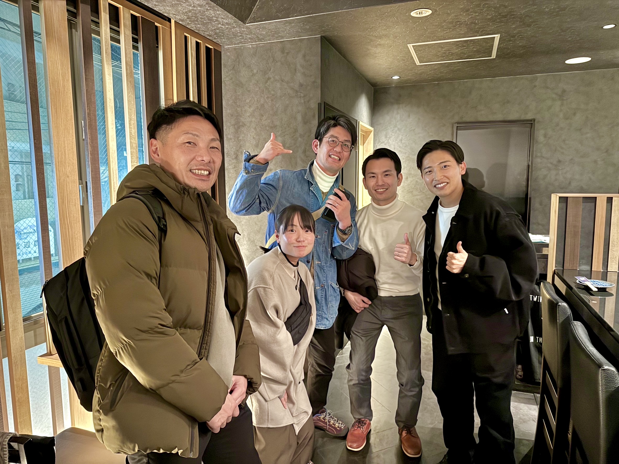 笑顔で集まるASCEND ONEのメンバー5人