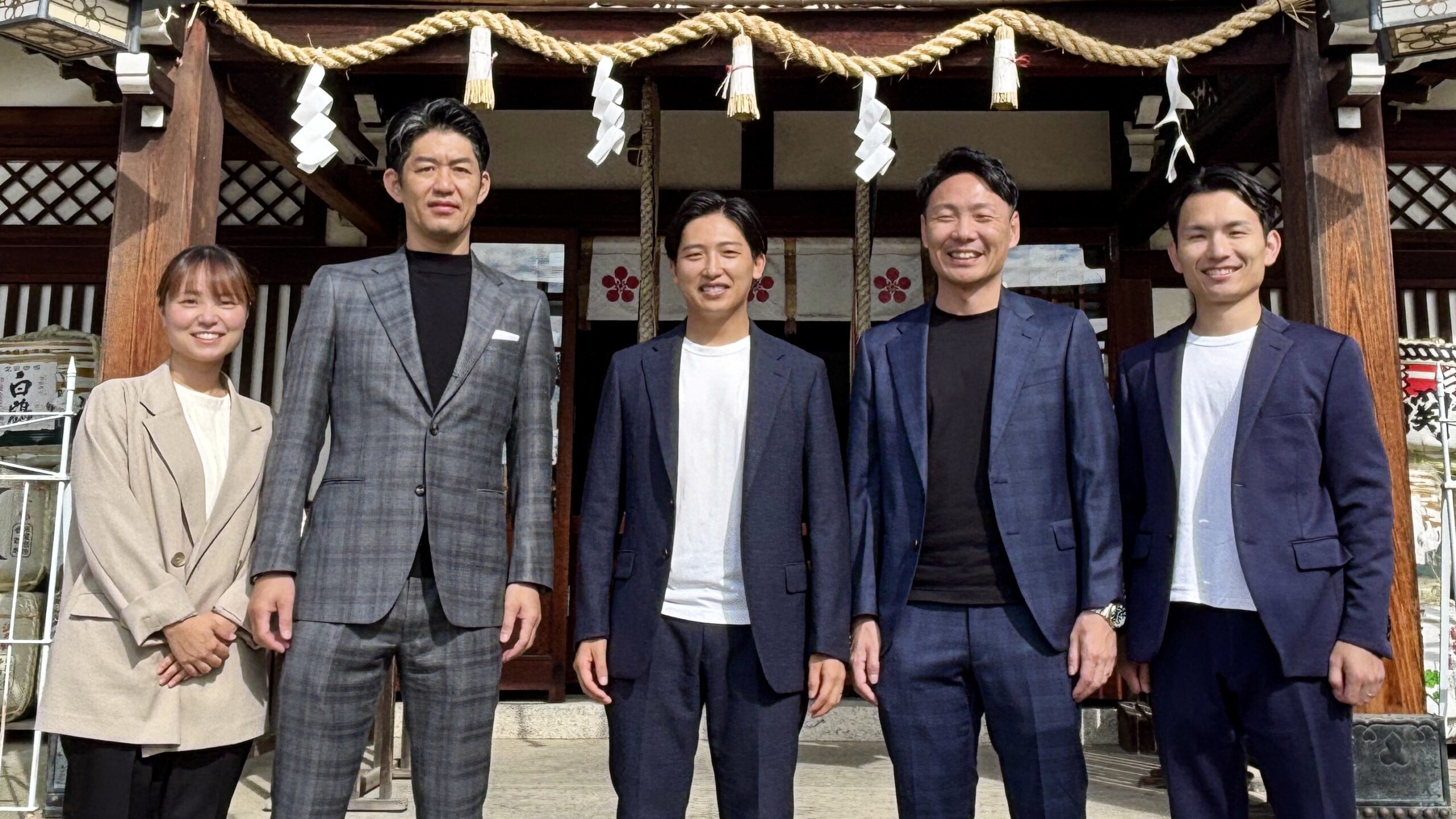 神社の前に並ぶASCEND ONEのメンバー5人