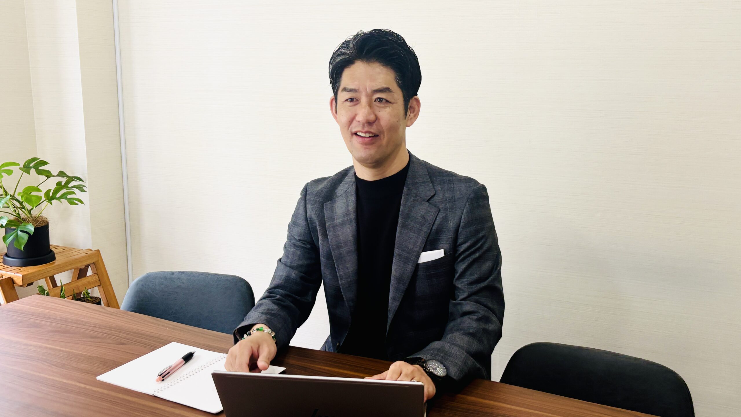 面談の席でほほえむ代表の坂元